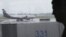 Un hombre observa cómo un avión ruso de la compañía Aeroflot con destino a La Habana se prepara para despegar desde el aeropuerto de Sheremetyevo en Moscú (Rusia) hoy, martes 9 de julio de 2013. Venezuela anunció ayer que ha recibido una petición formal d