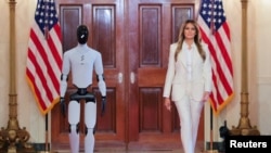Melania Trump y un humanoide impulsado por IA en la Casa Blanca. REUTERS/Kylie Cooper 
