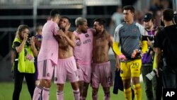 Los jugadores del Inter Miami Sergio Busquets, Jordi Alba, Josef Martínez y Lionel Messi celebran la victoria 3-1 ante el Orlando City, el 2 de agosto en Fort Lauderdale (AP Photo/Rebecca Blackwell)