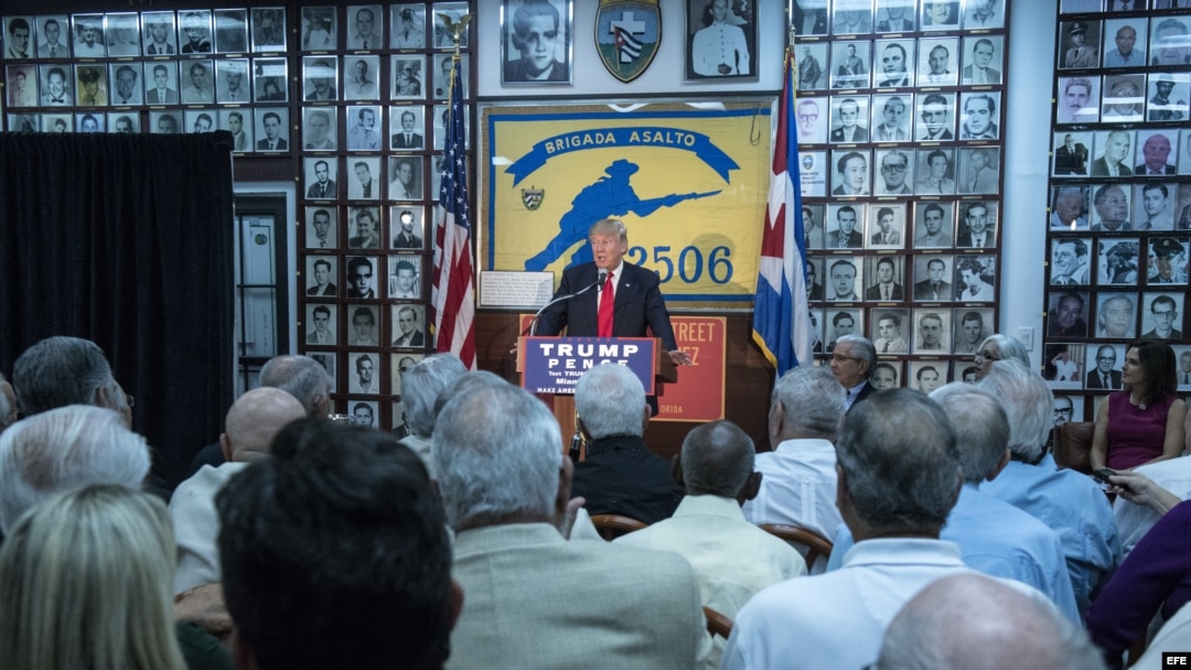 El entonces candidato republicano a la Presidencia de Estados Unidos, Donald Trump (c), habla el 25 de octubre de 2016, durante una visita al Museo de los Combatientes de la Invasión a Bahía de Cochinos, en Miami (Florida). 
