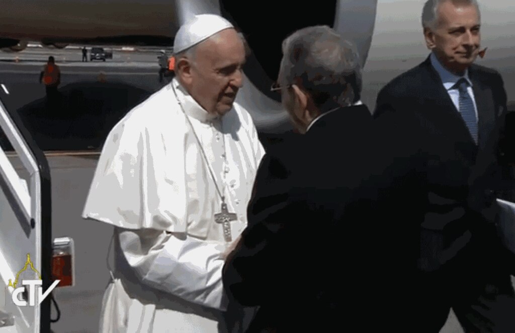 El Papa Francisco saluda a Raúl Castro a su llegada a La Habana.