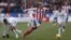 El delantero del Atlético de Madrid Fernando Torres (c) controla el balón ante los defensas del Real Madrid Dani Carvajal (d) y Raphael Varane.