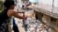 Los basureros en zonas urbanas a lo largo de toda Cuba favorecen la reproducción del Aedes aegypti, transmisor del dengue. (Reuters/Norlys Perez)