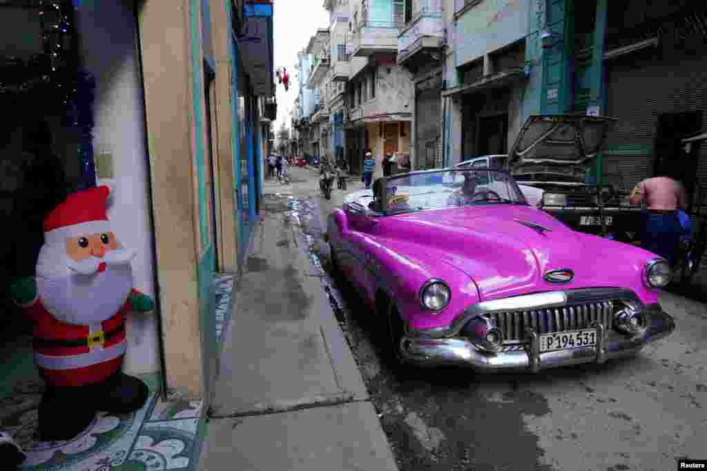 Un Santa Claus inflable a la entrada de un negocio en La Habana.&nbsp;REUTERS/Alexandre Meneghini