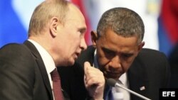 El presidente de Rusia, Vladimir Putin (i), conversa con su homólogo estadounidense, Barack Obama