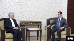 Foto facilitada por la agencia oficial siria Arab News (SANA), que muestra el presidente sirio, Bashar al-Assad (d) manteniendo una reunión con el secretario de Consejo Supremo iraní de Seguridad Nacional, Saeed Jalili (i), en Damasco (Siria) hoy martes 7