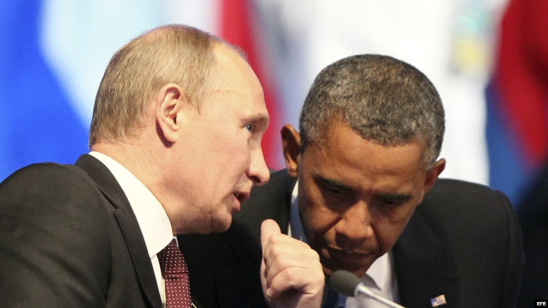 El presidente de Rusia, Vladimir Putin (i), conversa con su homólogo estadounidense, Barack Obama. Foto de archivo.