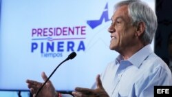 El candidato derechista a la Presidencia de Chile, Sebastián Piñera, habla durante una acto de campaña en Santiago.