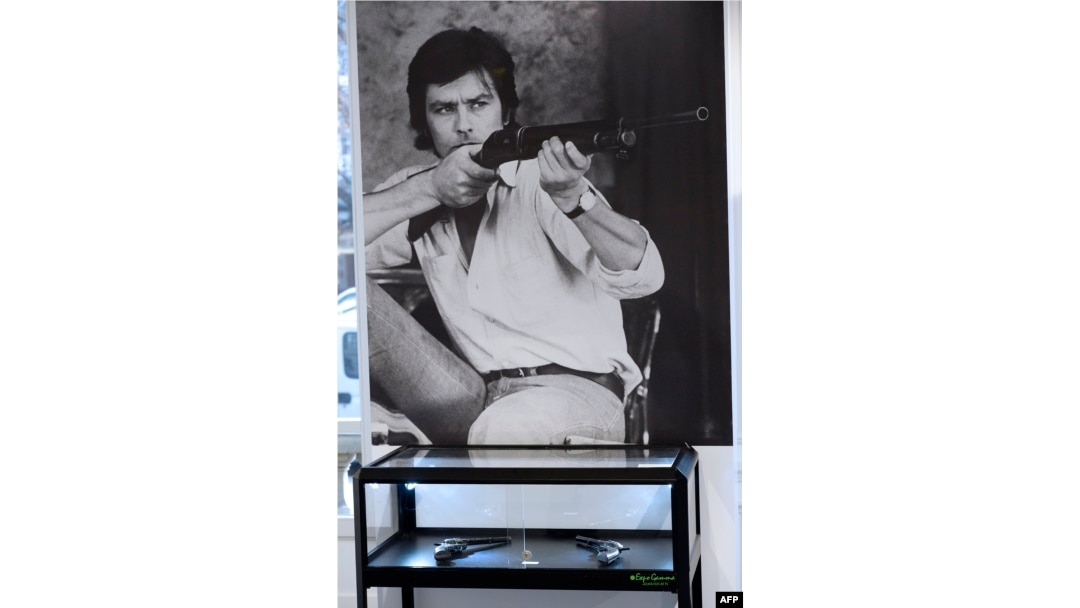 Armas propiedad de Alain Delon, en una casa de subastas en Paris.