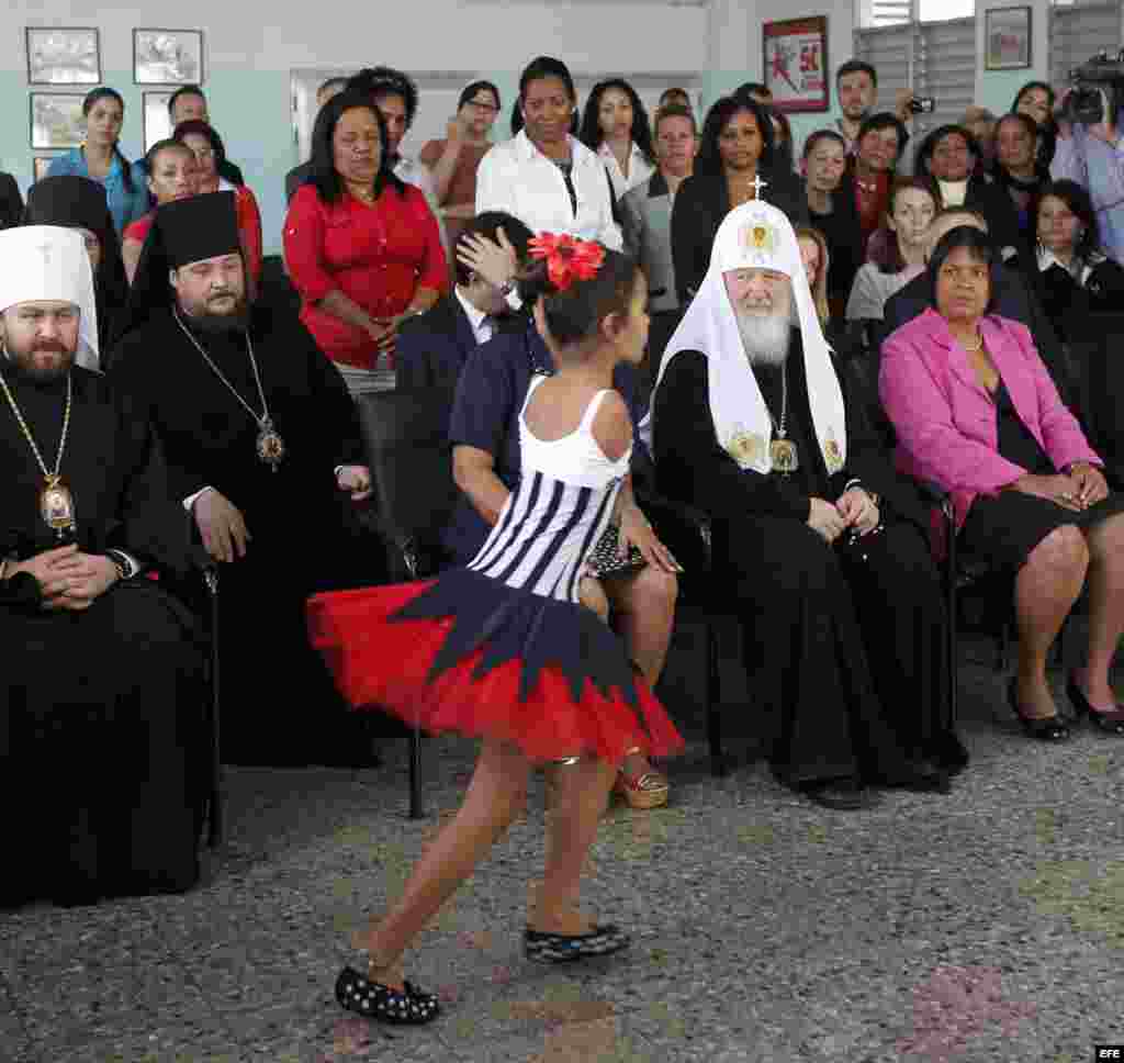 El patriarca ruso Kirill observa la presentación de una niña de la escuela Solidaridad con Panamá.