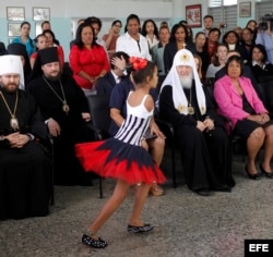 El patriarca ruso Kirill observa la presentación de una niña de la escuela Solidaridad con Panamá.