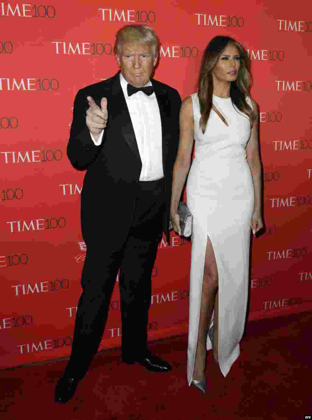 Trump y su esposa Melania posan a su llegada a la gala de los 100 personajes más influyentes del año de año de la revista Time, en abril de 2016.