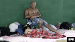 Cubanos esperan horas antes de salir del país, en uno de los albergues ubicados en el pueblo de La Cruz, Costa Rica. EFE