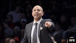 El entrenador de los Brooklyn Nets, Jason Kidd (c), le da indicaciones a sus jugadores.