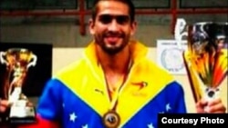 Paco Dreyer Silva, atleta de renombre internacional, permanece detenido desde las protestas del 12 de febrero en Maracay, Aragua.