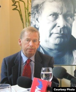 Vaclav Havel en presentación de libro del entonces detenido Raúl Rivero