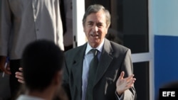 El cónsul español en Cuba, Tomás Rodríguez, se niega a dar declaraciones a la prensa a su llegada hoy, viernes 5 de octubre de 2012, al tribunal Provincial de la ciudad de Bayamo