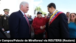 Nicolás Maduro, estrecha la mano de Daniel Ortega, mientras, Miguel Díaz-Canel y Cilia Flores observan el saludo, el día de la investidura de Maduro para un tercer mandato de seis años, en Caracas, Venezuela, el 10 de enero de 2025. 
