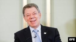 El presidente colombiano, Juan Manuel Santos, sonríe durante una rueda de prensa convocada en la sede del Instituto Nobel en Oslo, Noruega, hoy, 9 de diciembre de 2016. 