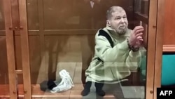 En esta imagen extraída de un video distribuido y publicado por el servicio de prensa del Tribunal Municipal de Moscú, el 7 de octubre de 2024, Stephen Hubbard asiste a la audiencia de su veredicto en Moscú.