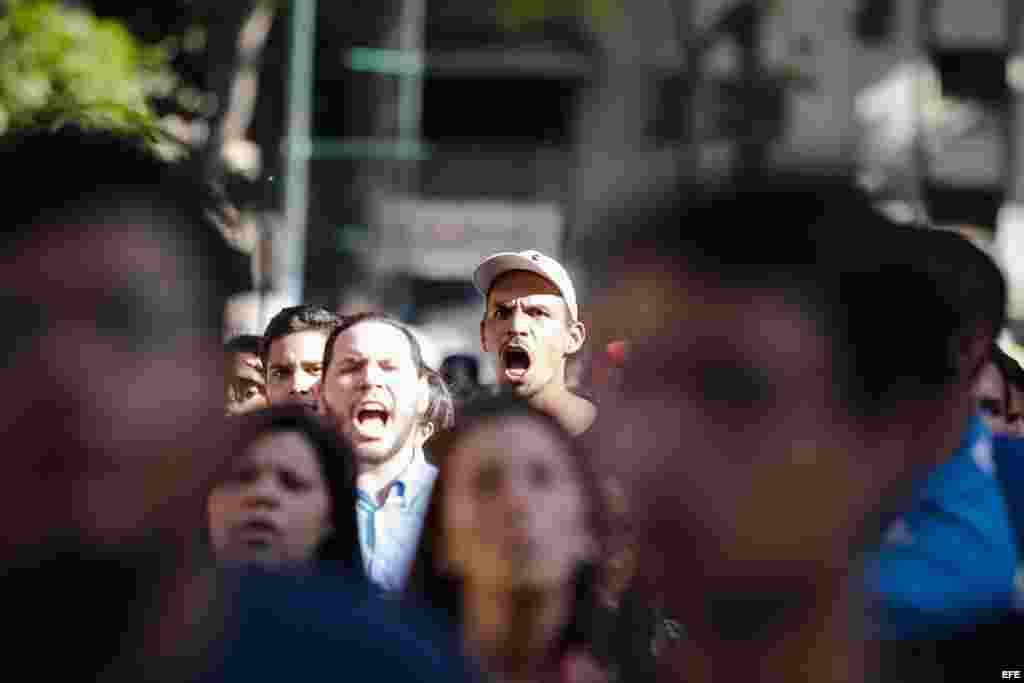 Un joven grita durante la marcha convocada por los estudiantes universitarios opositores al Gobierno venezolano en Caracas.