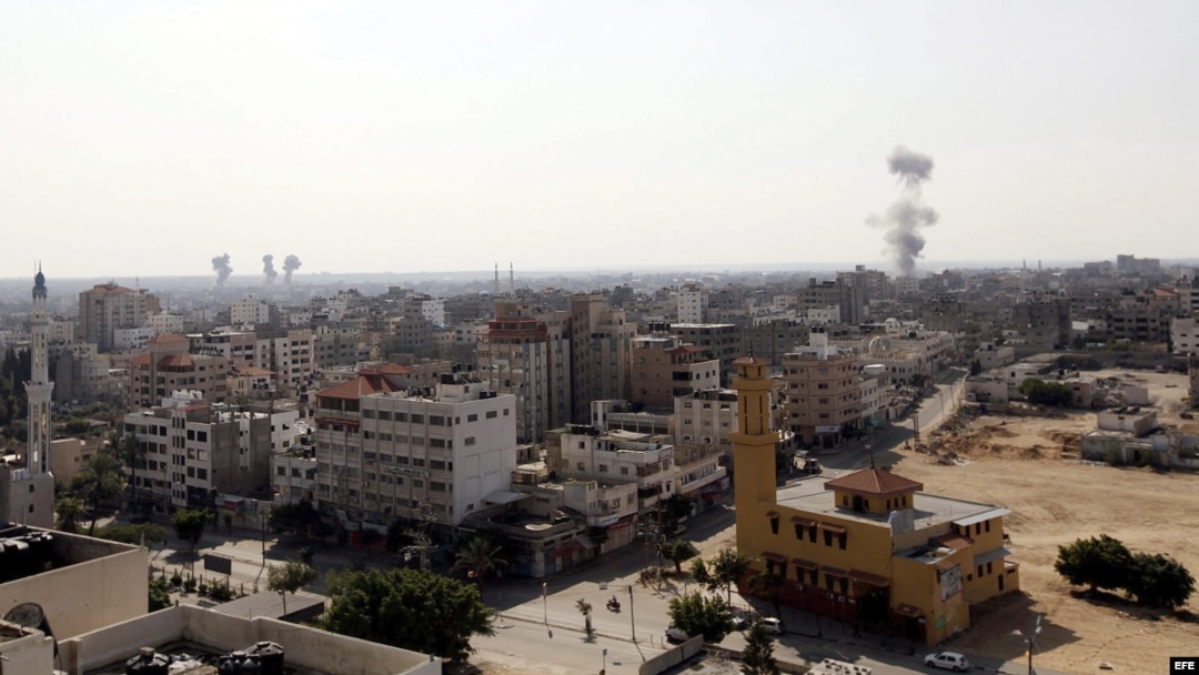 Vista de varios frentes de humo sobre distintos emplazamientos de Hamás, tras ser bombardeados por el ejército israelí, al este de la cuidad de Gaza, en la franja de Gaza, hoy jueves 15 de noviembre de 2012.