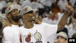 LeBron James celebra junto a Chris Bosh. 