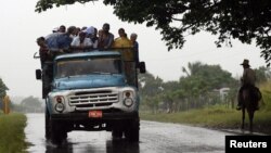 Para los cubanos es algo común viajar largos trayectos apiñados a bordo de un camión.