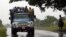 Para los cubanos es algo común viajar largos trayectos apiñados a bordo de un camión.