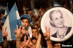 Los partidarios de la fórmula peronista portan el domingo en Buenos Aires una imagen de Evita Perón (Foto: Ricardo Moraes/Reuters).