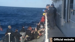 El equipo del buque de la Guardia Costera Charles Sexton lleva a bordo a 26 inmigrantes que fueron capturados a unas 50 millas de la costa de Long Key el martes 12 de marzo de 2019. (Foto de la Guardia Costera de EEUU)