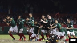 Los jugadores del equipo de fútbol de México festejan su triunfo ante Cuba durante la semifinal en Veracruz.
