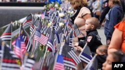 Personas en el Memorial del 11-S durante la ceremonia que conmemora el 25.º aniversario de los ataques terroristas del 11 de septiembre en la ciudad de Nueva York. DAVID DEE DELGADO / POOL / AFP