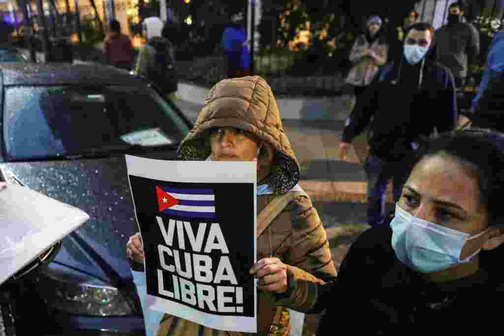 n manifestante sostiene un cartel durante una protesta contra el gobierno cubano frente a la Embajada de Cuba, en Buenos Aires, Argentina, 14 de julio de 2021. El cartel dice: &quot;Viva Cuba libre&quot;. REUTERS / Matias Baglietto