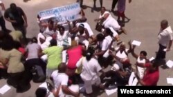 Damas de Blanco son reprimidas por la policía política cuando intentan salir a manifestarse.