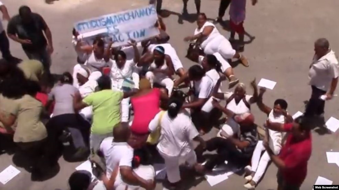 Damas de Blanco son reprimidas por la policía política cuando intentan salir a manifestarse.