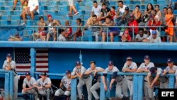 Jugadores de Estados Unidos observan desde la banca en el encuentro contra Cuba del 10 de julio de 2018, en el juego realizado en el Estadio Latinoamericano en La Habana, Cuba. 