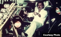 Pablo Escobar en una moto de su colección de automotores (D.Sisso)