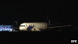 Vista de un avión de pasajeros de la compañía Syrian Air retenido ayer durante varias horas para ser inspeccionado, tras ser obligado a aterrizar en Ankara. 