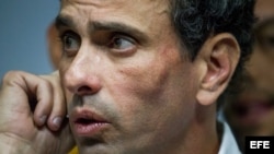 El líder opositor venezolano Henrique Capriles asiste a una rueda de prensa el 29 de mayo de 2017, en Caracas. El gobernador del estado de Miranda denunció que fue emboscado por funcionarios de la policía militarizada Guardia Nacional (GNB) al término de 