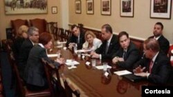 La Congresista Ileana Ros-Lehtinen, Presidenta del Comité de Relaciones Exteriores, junto a senadores y congresistas de origen cubano reunidos con ejecutivos de IKEA