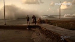 Inundado el malecón de La Habana
