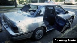 El automóvil Subaru en que viajaba Jaime Guzmán en el momento del atentado (foto EMOL)