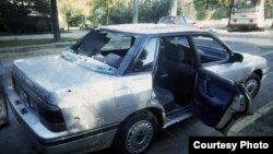El automóvil Subaru Legacy en que viajaba el senador Jaime Guzmán en el momento del atentado (foto EMOL)