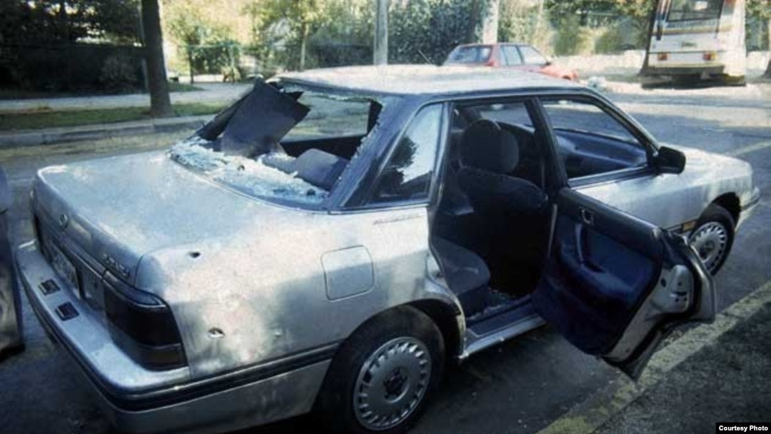 El automóvil Subaru en que viajaba Jaime Guzmán en el momento del atentado (foto EMOL)
