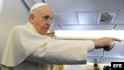 El papa Francisco habla con los periodistas de regreso a Roma