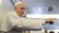 El papa Francisco habla con los periodistas de regreso a Roma