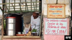 Un hombre vende jugos y dulces en La Habana (Cuba).