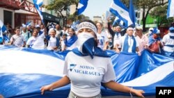 Nicaragüenses protestan en Costa Rica contra el presidente Daniel Ortega.