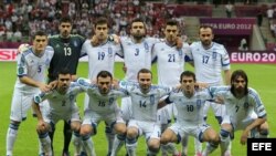 Los jugadores de Grecia posan para la foto oficial antes del juego con Rusia correspondiente al grupo A de la Eurocopa 2012. EFE/OLIVER WEIKEN